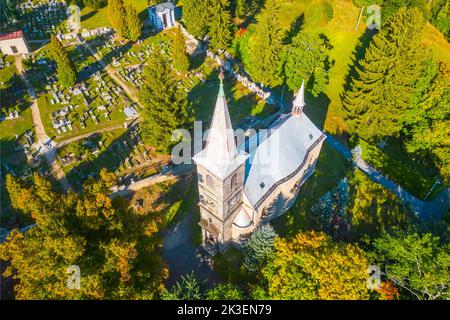 Chiesa cattolica rurale dall'alto Foto Stock