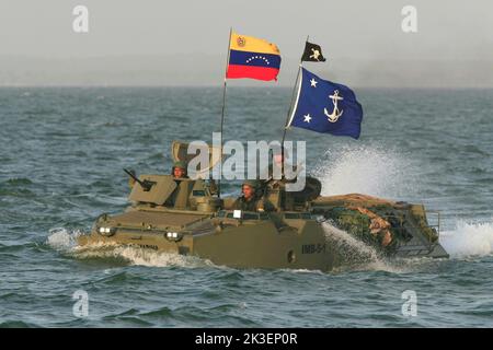 Maracaibo-Venezuela-24-07-2013. Un veicolo anfibio presidiato da ufficiali della marina venezuelana, attraversa il Lago di Maracaibo. © JOSE ISAAC BULA URRUTIA. Foto Stock