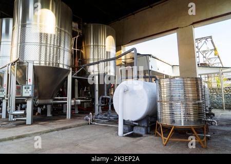 Moderna fabbrica di vino con grandi vasche, Ivanovka, Azerbaigian Foto Stock