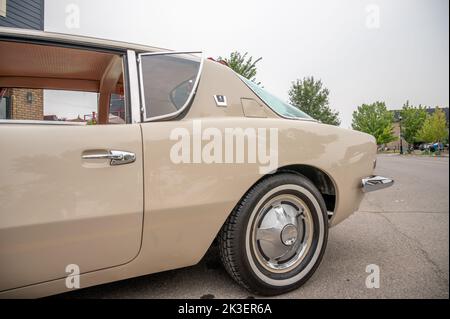 Cochrane, Alberta - 11 settembre 2022: Una vettura Studebaker Avanti 1963. Foto Stock
