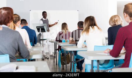 Insegnante afroamericano che dà la presentazione per gli studenti Foto Stock