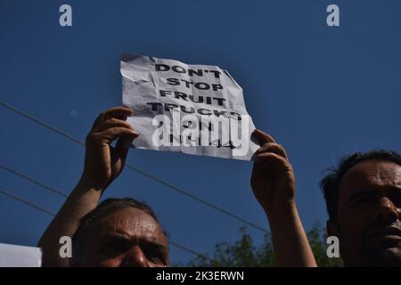 Srinagar, India. 26th Set, 2022. I membri della Kashmir Valley Fruit Growers Association urlano slogan durante una protesta a Srinagar, la capitale estiva del Kashmir indiano. I frutticoltori della valle del Kashmir protestano contro le autorità per aver denunciato l'arresto dei loro camion pieni di frutta lungo l'autostrada Jammu-Srinagar lunga 270 chilometri. (Foto di Mubashir Hassan/Pacific Press) Credit: Pacific Press Media Production Corp./Alamy Live News Foto Stock