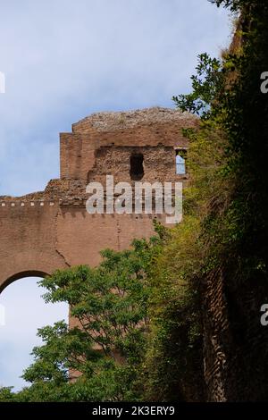 Rovine ad arco nei pressi del Colosseo romano in Italia Foto Stock