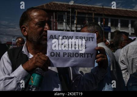 Srinagar, India. 26th Set, 2022. I membri della Kashmir Valley Fruit Growers Association urlano slogan durante una protesta a Srinagar, la capitale estiva del Kashmir indiano. I frutticoltori della valle del Kashmir protestano contro le autorità per aver denunciato l'arresto dei loro camion pieni di frutta lungo l'autostrada Jammu-Srinagar lunga 270 chilometri. (Foto di Mubashir Hassan/Pacific Press) Credit: Pacific Press Media Production Corp./Alamy Live News Foto Stock