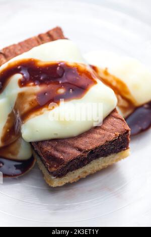 pan di spagna di marmo con salsa cremosa alla crema Foto Stock