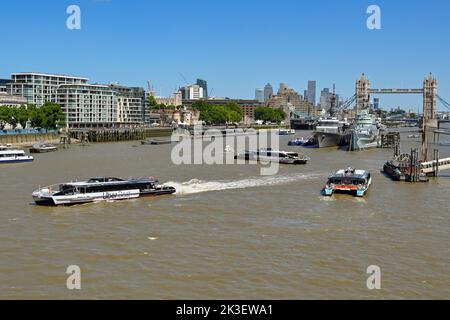Londra, Regno Unito - Giugno 2022: Taxi d'acqua sul Tamigi con Tower Bridge sullo sfondo Foto Stock