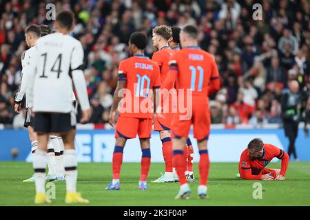 Luke Shaw of England si trova dietro il muro durante la partita della UEFA Nations League tra Inghilterra e Germania al Wembley Stadium, Londra, lunedì 26th settembre 2022. (Credit: Pat Scaasi | MI News) Credit: MI News & Sport /Alamy Live News Foto Stock