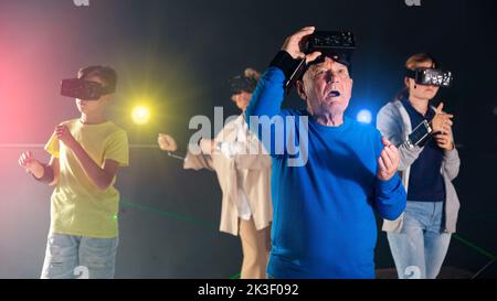 Stupito nonno nel VR club Foto Stock