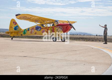 Kent Pietsch, pilota la sua Interstate Cadet, si ferma dopo aver eseguito l'aerobica durante il Miramar Air Show 2022 al MCAS Miramar, 24 settembre 2022 a San Diego, California. Foto Stock