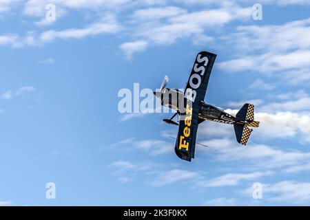 Jon Melby, pilota il suo biplano muscolare S-1B Pitts, esegue aerobica durante il Miramar Air Show 2022 al MCAS Miramar, 24 settembre 2022 a San Diego, California. Foto Stock