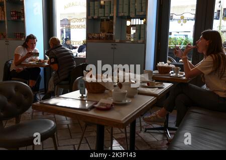 La gente è vista in un caffè in un ex quartiere ebraico a Varsavia, Polonia, il 26 settembre 2022. Foto Stock