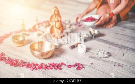 Bellissimo altare con petali di rosa e statuette della dea. Spazio per cerimonie. Foto Stock