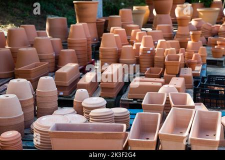 Vasi da fiore in vendita sul mercato aperto Foto Stock