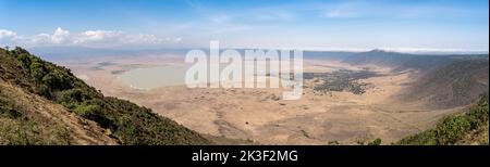 Vista panoramica della zona di conservazione di Ngorongoro in una giornata limpida dalla montagna. Tanzania, Africa. Foto Stock