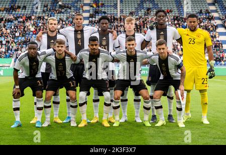 Magdeburgo, Germania. 23rd Set, 2022. Calcio, U21 uomini: Partite internazionali, Germania - Francia, MDCC-Arena. La Germania inizia undici con Youssoufa Moukoko (davanti da sinistra), Jan Thielmann, Ansgar Knauff, Tom Krauß, Angelo Stiller e Jordan Beyer (dietro da sinistra), Malick Thiaw, Faride Alidou, Luca Netz, Yann Aurel Bisseck, Noè Atubolu. Credit: Hendrik Schmidt/dpa/Alamy Live News Foto Stock