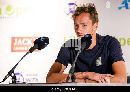'S-HERTOGENBOSCH, PAESI BASSI - GIUGNO 12: Daniil Medvedev della Russia durante un momento di stampa dopo la partita finale di Mens Singles tra Daniil Medvedev della Russia e Tim van Rijthoven dei Paesi Bassi all'Autotron il 12 Giugno 2022 a 's-Hertogenbosch, Paesi Bassi (Foto di Joris Verwijst/BSR Agency) Foto Stock