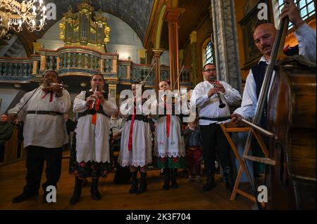 KRZEMIENICA, POLONIA. 25 settembre 2022. Lo spettacolo 'Wesele u Marcina' ('Wedding at Marcin's') come parte della celebrazione del 75th° anniversario dell'Ensemble 'Wesele Krzemienickie' (Krzemienickie Wedding). Il gruppo è uno dei più lunghi gruppi locali attivi a Podkarpacie. Lo spettacolo è una messa in scena delle cerimonie nuziali del 19th e 20th° secolo nelle vicinanze di Lancut, che sono state presentate con successo per 75 anni, dal 1947. Credit: ASWphoto/Alamy Live News Foto Stock