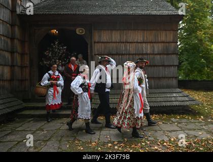 KRZEMIENICA, POLONIA. 25 settembre 2022. Lo spettacolo 'Wesele u Marcina' ('Wedding at Marcin's') come parte della celebrazione del 75th° anniversario dell'Ensemble 'Wesele Krzemienickie' (Krzemienickie Wedding). Il gruppo è uno dei più lunghi gruppi locali attivi a Podkarpacie. Lo spettacolo è una messa in scena delle cerimonie nuziali del 19th e 20th° secolo nelle vicinanze di Lancut, che sono state presentate con successo per 75 anni, dal 1947. Credit: ASWphoto/Alamy Live News Foto Stock