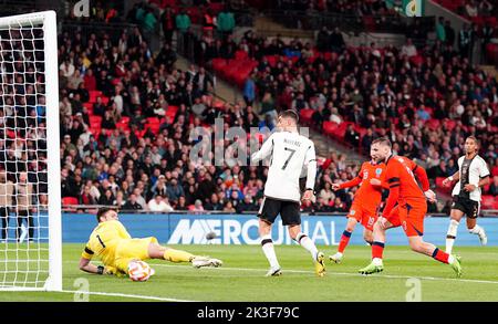 Il tedesco Kai Havertz segna il terzo goal del gioco del suo fianco dopo il portiere inglese Nick Pope durante la partita della UEFA Nations League allo stadio di Wembley, Londra. Data immagine: Lunedì 26 settembre 2022. Foto Stock