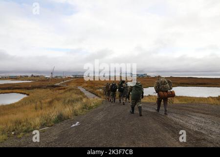 I soldati statunitensi con la Guardia Nazionale dell'Alaska si recheranno in un piccolo villaggio costiero dopo l'atterraggio per assistere i residenti locali nella pulizia dopo il Typhoon Merbok, 22 settembre 2022 a Newtok, Alaska. I remoti villaggi nativi dell'Alaska subirono un'inondazione in oltre 1.000 chilometri di costa dell'Alaska. Foto Stock