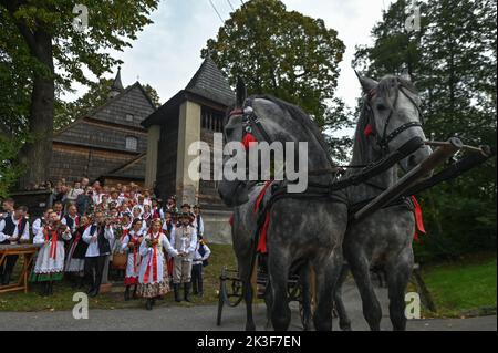 KRZEMIENICA, POLONIA. 25 settembre 2022. Lo spettacolo 'Wesele u Marcina' ('Wedding at Marcin's') come parte della celebrazione del 75th° anniversario dell'Ensemble 'Wesele Krzemienickie' (Krzemienickie Wedding). Il gruppo è uno dei più lunghi gruppi locali attivi a Podkarpacie. Lo spettacolo è una messa in scena delle cerimonie nuziali del 19th e 20th° secolo nelle vicinanze di Lancut, che sono state presentate con successo per 75 anni, dal 1947. Credit: ASWphoto/Alamy Live News Foto Stock