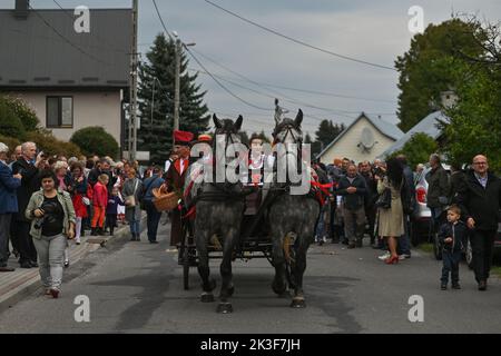 KRZEMIENICA, POLONIA. 25 settembre 2022. Lo spettacolo 'Wesele u Marcina' ('Wedding at Marcin's') come parte della celebrazione del 75th° anniversario dell'Ensemble 'Wesele Krzemienickie' (Krzemienickie Wedding). Il gruppo è uno dei più lunghi gruppi locali attivi a Podkarpacie. Lo spettacolo è una messa in scena delle cerimonie nuziali del 19th e 20th° secolo nelle vicinanze di Lancut, che sono state presentate con successo per 75 anni, dal 1947. Credit: ASWphoto/Alamy Live News Foto Stock