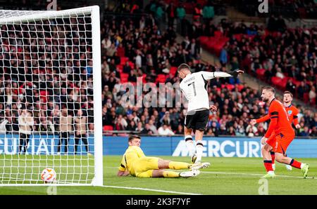 Il tedesco Kai Havertz segna il terzo goal del gioco del suo fianco dopo il portiere inglese Nick Pope durante la partita della UEFA Nations League allo stadio di Wembley, Londra. Data immagine: Lunedì 26 settembre 2022. Foto Stock