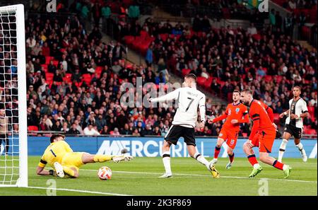 Il tedesco Kai Havertz segna il terzo goal del gioco del suo fianco dopo il portiere inglese Nick Pope durante la partita della UEFA Nations League allo stadio di Wembley, Londra. Data immagine: Lunedì 26 settembre 2022. Foto Stock