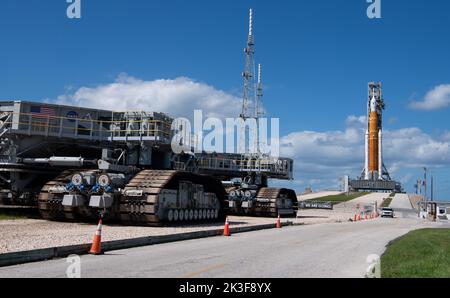 Cape Canaveral, Florida, Stati Uniti. 26th Set, 2022. Crawler Transporter-2 (CT-2) è visto fuori dai cancelli al Launch Pad 39B, mentre le squadre configurano i sistemi per il Rolling Space Launch System (SLS) della NASA e la navicella spaziale Orion di nuovo al Vehicle Assembly Building sabato, 24 settembre 2022, al Kennedy Space Center della NASA in Florida. La NASA sta rinunciando a un'opportunità di lancio il 27 settembre e continua a guardare le previsioni meteo associate alla tempesta tropicale Ian. Il test di volo Artemis i della NASA è il primo test integrato dei sistemi di esplorazione dello spazio profondo dell'agenzia: Il veicolo spaziale Orion Foto Stock