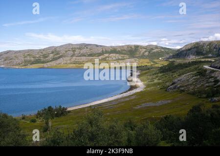 Paesaggi meravigliosi in Norvegia. Nord-Norge. Splendido scenario della costa di Lebesby nel Troms og Finnmark. Giorno di sole. Messa a fuoco selettiva Foto Stock