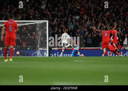 Londra, Regno Unito. 26th Set, 2022. Calcio: Nations League A, Inghilterra - Germania, Group Stage, Group 3, Matchday 6 al Wembley Stadium, il Mason Mount inglese (2nd da destra) segna per renderlo 2-2. Credit: Christian Charisius/dpa/Alamy Live News Foto Stock