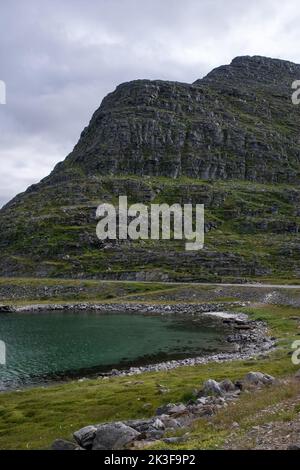 Paesaggi meravigliosi in Norvegia. Nord-Norge. Splendido scenario della costa di Masoy a Havoysund nel Troms og Finnmark. Giorno nuvoloso. Messa a fuoco selettiva Foto Stock