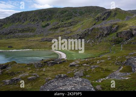 Paesaggi meravigliosi in Norvegia. Nord-Norge. Splendido scenario della costa di Masoy a Havoysund nel Troms og Finnmark. Giorno nuvoloso. Messa a fuoco selettiva Foto Stock