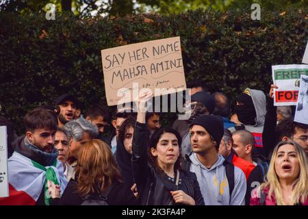 Londra, Regno Unito. 26th Set, 2022. I manifestanti continuano a riunirsi al di fuori dell'ambasciata iraniana a Londra in risposta alla morte di Mahsa Amini, che è morto sotto custodia della polizia in Iran dopo essere stato detenuto per presunto non aver indossato una sciarpa capo (hijab) 'correttamente' in pubblico. Credit: Vuk Valcic/Alamy Live News Foto Stock