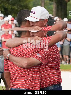 Charlotte, Carolina del Nord, Stati Uniti. 25th Set, 2022. Xander Schauffele (L) abbraccia il capitano del team USA Davis Love III sulla 18th verde dopo aver clichato la vittoria durante il quinto round della 2022 Presidents Cup al Quail Hollow Club. (Credit Image: © Deby Wong/ZUMA Press Wire) Foto Stock