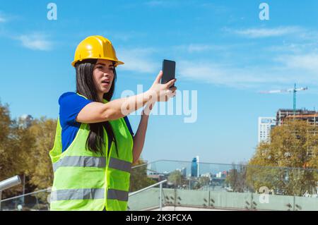 giovane donna caucasica venezuelana latina ingegnere, all'aperto indignata per il messaggio che hanno inviato al telefono, lei non può credere ciò che è seei Foto Stock