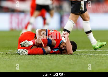 Londra, Regno Unito. 26th Set, 2022. Jude Bellingham d'Inghilterra tiene la gamba dopo essere stato fouled per la pena d'Inghilterra durante la partita di UEFA Nations League Group C tra Inghilterra e Germania al Wembley Stadium il 26th 2022 settembre a Londra, Inghilterra. (Foto di Daniel Chesterton/phcimages.com) Credit: PHC Images/Alamy Live News Foto Stock