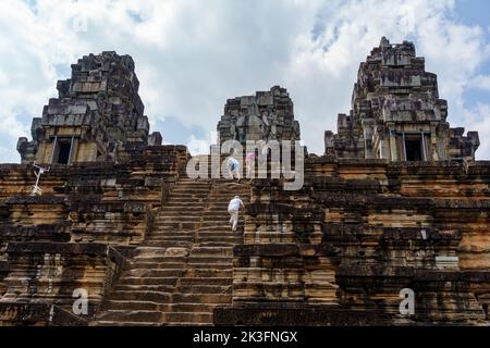 Cambogia. Siem Reap. Il parco archeologico di Angkor. La gente sale le ripide scale del tempio indù di Ta Keo Foto Stock