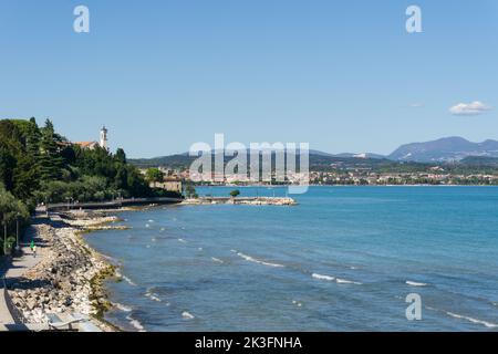 Vista panoramica sulla spiaggia di Desenzano sul Lago di Garda, panorama sul versante bresciano del lago turistico del nord Italia Foto Stock