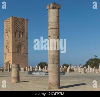 Minueto ornato e antico palo contro un cielo azzurro chiaro Foto Stock