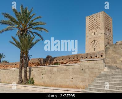 scalini che conducono ad un minuetto con palme e un cielo blu chiaro Foto Stock