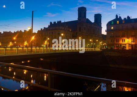 Terrapieno nella città di Besancon, Francia, di sera Foto Stock