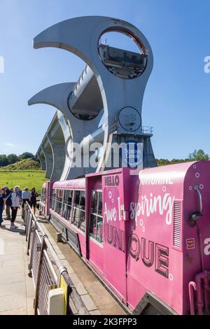 Battello turistico sul canale alla ruota di Falkirk, Falkirk, Scozia, Regno Unito 2022 Foto Stock