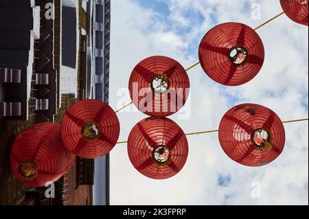 25 set 2022 - Londonuk: Guarda le lanterne rosse su gerrard Steet, chinatown london Foto Stock