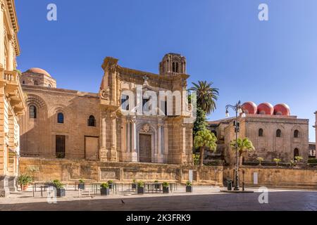 Palermo, Italia - 7 luglio 2020: Vista da Piazza Bellini, la Chiesa di Santa Maria dell'Ammiraglio conosciuta come la Chiesa di Martorana, la Chiesa di San CA Foto Stock