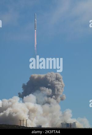 A Delta IV Heavy Rocket, NROL-91, lancia alle 3:25, PDT, da Space Launch Complex-6 su Vandenberg Space Force base, Calif., 24 settembre 2022. Si tratta dell'ultimo Delta IV Heavy lanciato sulla costa occidentale. (STATI UNITI Foto forza spaziale di Airman 1st Classe Kadielle Shaw) Foto Stock