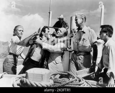 Lynette Bernay (a sinistra), Norman Wright (al centro), David Brian (2nd a destra), on-set of the Film, 'Ghost of the China Sea', Columbia Pictures, 1958 Foto Stock