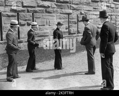 Charles Ruggles (al centro), on-set of the Film, 'The Girl Habit', Paramount Pictures, 1931 Foto Stock