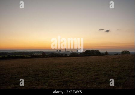 Tramonto su Wittenham clumps, con la vecchia centrale elettrica Didcot in lontananza. 15th ottobre 2011. Foto Stock