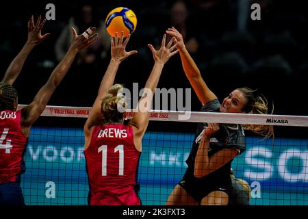 ARNHEM, PAESI BASSI - SETTEMBRE 26: Hilary Howe of Canada punta la palla durante la partita di fase 1 del Pool C tra Stati Uniti e Canada il giorno 4 del Campionato Mondiale di Volley FIVB 2022 al Gelredome il 26 Settembre 2022 ad Arnhem, Paesi Bassi (Foto di Rene Nijhuis/Orange Pictures) Foto Stock